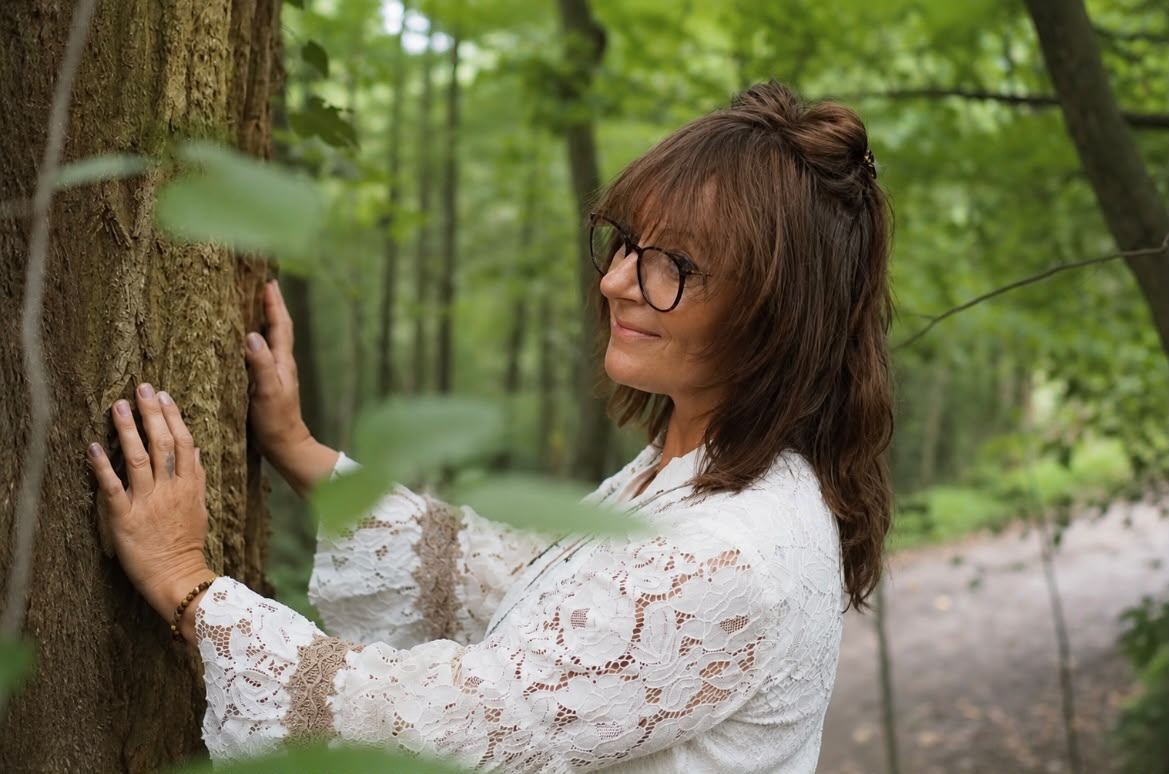 Sandra Moorhouse bei der Energiearbeit im Wald